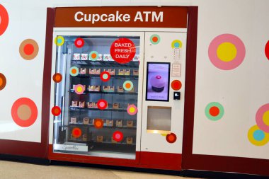Los Angeles, California - 12 Ekim 2023: Sprinkles Cupcakes ATM Los Angeles, Kaliforniya 'daki Beverly Center alışveriş merkezinde