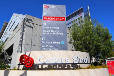 Los Angeles, California - 12 Ekim 2023: Wilshire Bulvarı 'ndaki Cedars-Sinai Tıp Merkezi ve La Cinega Bulvarı