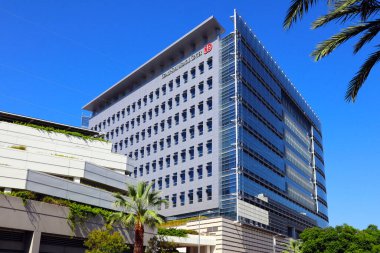 Los Angeles, California - 12 Ekim 2023: Wilshire Bulvarı 'ndaki Cedars-Sinai Tıp Merkezi ve La Cinega Bulvarı