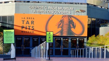 Los Angeles, Kaliforniya 13 Ekim 2023: LA BREA TAR PITS and Museum, 5801 Wilshire Bulvarı, Los Angeles 'taki dünyanın en ünlü fosil kazı alanlarından biri.