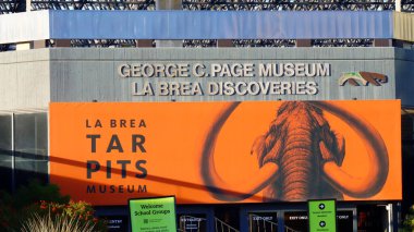Los Angeles, Kaliforniya 13 Ekim 2023: LA BREA TAR PITS and Museum, 5801 Wilshire Bulvarı, Los Angeles 'taki dünyanın en ünlü fosil kazı alanlarından biri.