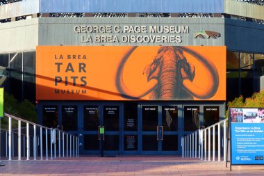 Los Angeles, Kaliforniya 13 Ekim 2023: LA BREA TAR PITS and Museum, 5801 Wilshire Bulvarı, Los Angeles 'taki dünyanın en ünlü fosil kazı alanlarından biri.