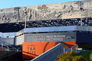 Los Angeles, Kaliforniya 13 Ekim 2023: LA BREA TAR PITS and Museum, 5801 Wilshire Bulvarı, Los Angeles 'taki dünyanın en ünlü fosil kazı alanlarından biri.