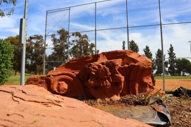 Los Angeles, Kaliforniya 13 Ekim 2023 Los Angeles, Kaliforniya Red Sandstone Adliyesi harabeleri. Los Angeles 'taki ilk mahkeme binası City Terrace Park' ta yıkıldı ve tekrar kullanıldı.