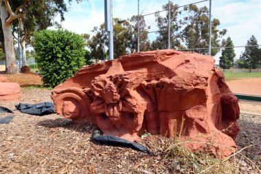 Los Angeles, Kaliforniya 13 Ekim 2023 Los Angeles, Kaliforniya Red Sandstone Adliyesi harabeleri. Los Angeles 'taki ilk mahkeme binası City Terrace Park' ta yıkıldı ve tekrar kullanıldı.