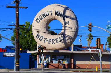 Gardena, California 15 Ekim 2023: 15032 S Western Bulvarı, Gardena 'da çatıda kocaman bir çörekle birlikte DONUT King 2