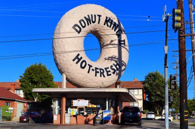 Gardena, California 15 Ekim 2023: 15032 S Western Bulvarı, Gardena 'da çatıda kocaman bir çörekle birlikte DONUT King 2