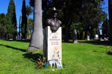 Los Angeles, Kaliforniya 16 Ekim 2023: 6000 Santa Monica Bulvarı 'nda bulunan Hollywood Ebedi Mezarlığı' ndaki BURT REYNOLDS mezarı