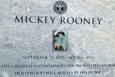 Los Angeles, California - 16 Ekim 2023: 6000 Santa Monica Bulvarı 'ndaki Hollywood Ebedi Mezarlığı' nda MICKEY ROONEY mezarı
