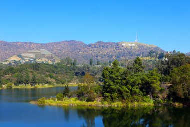 Hollywood, Los Angeles, California - 2 Kasım 2023: Lee Dağı 'nın tepesinde Hollywood Barajı ve Hollywood tabelasının manzarası