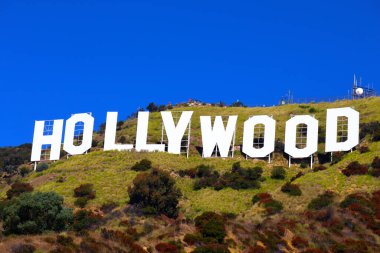 Hollywood, Los Angeles, California - 2 Kasım 2023: Dünyaca ünlü Hollywood tabelası Lee Dağı 'nın tepesine tünedi.