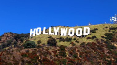 Hollywood, Los Angeles, California - 2 Kasım 2023: Dünyaca ünlü Hollywood tabelası Lee Dağı 'nın tepesine tünedi.