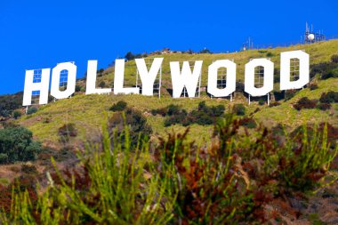 Hollywood, Los Angeles, California - 2 Kasım 2023: Dünyaca ünlü Hollywood tabelası Lee Dağı 'nın tepesine tünedi.