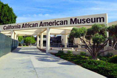 Los Angeles, Kaliforniya - 4 Kasım 2023: CAAM Kaliforniya Afrika Amerikan Müzesi Sergi Parkı, Los Angeles