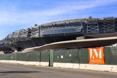 Los Angeles, California - 4 Kasım 2023: LMNA Lucas Hikaye Sanatları Müzesi yapım aşamasında. Ma Yansong tarafından tasarlandı ve 2025 'te Los Angeles Exposition Park' ta açılacak.