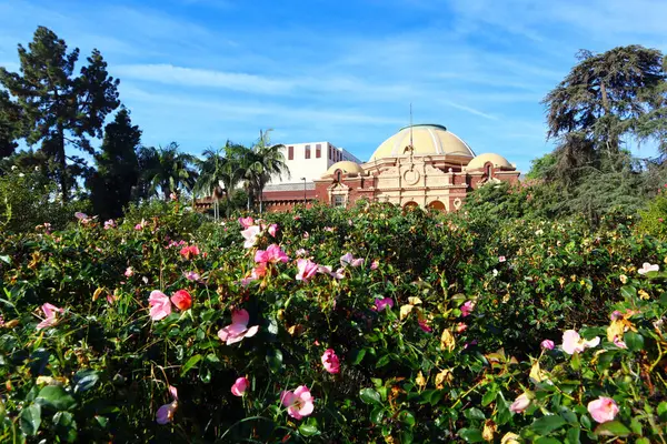 Los Angeles, Kaliforniya - 4 Kasım 2023: 701 State Dr, Los Angeles 'taki Park Rose Garden Sergisi