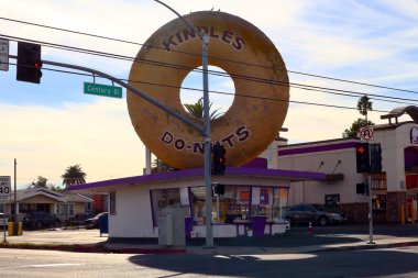 Los Angeles, California - 22 Kasım 2023: 10003 Normandie Bulvarı, Los Angeles 'ta çatıda kocaman bir donutla Kindle' s Donuts
