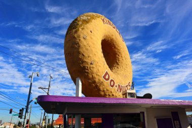 Los Angeles, California - 22 Kasım 2023: 10003 Normandie Bulvarı, Los Angeles 'ta çatıda kocaman bir donutla Kindle' s Donuts