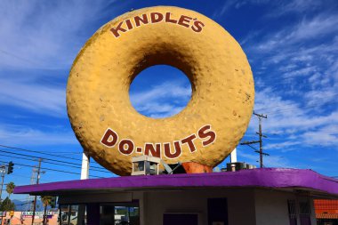 Los Angeles, California - 22 Kasım 2023: 10003 Normandie Bulvarı, Los Angeles 'ta çatıda kocaman bir donutla Kindle' s Donuts
