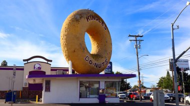 Los Angeles, California - 22 Kasım 2023: 10003 Normandie Bulvarı, Los Angeles 'ta çatıda kocaman bir donutla Kindle' s Donuts