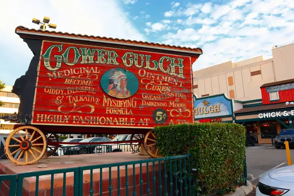 Los Angeles, Kaliforniya - 22 Kasım 2023 Gower Gulch, Gower Gulch Plaza 'daki eski batı tıp aracı