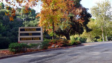 Los Angeles, California - 11 Aralık 2023: Griffith Park Giriş Tabelası. Griffith Park, ABD 'deki en büyük şehir parklarından biridir.