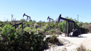 Los Angeles, California - 4 Ekim 2023: Baldwin Hills 'de bulunan Inglewood Petrol Sahası pompa hırsızı