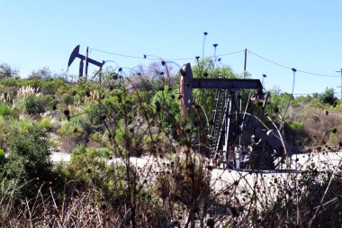 Los Angeles, California - 4 Ekim 2023: Baldwin Hills 'de bulunan Inglewood Petrol Sahası pompa hırsızı