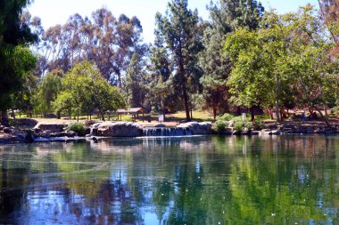 Los Angeles, Kaliforniya - 12 Ekim 2023: Echo Park Gölü, göl ve şehir parkı Los Angeles Echo Park Mahallesi