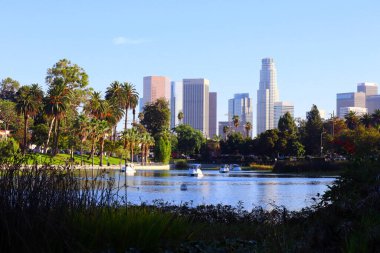 Los Angeles, Kaliforniya - 12 Ekim 2023: Echo Park Gölü, göl ve şehir parkı Los Angeles Echo Park Mahallesi
