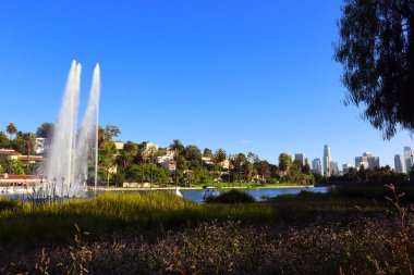Los Angeles, Kaliforniya - 12 Ekim 2023: Echo Park Gölü, göl ve şehir parkı Los Angeles Echo Park Mahallesi