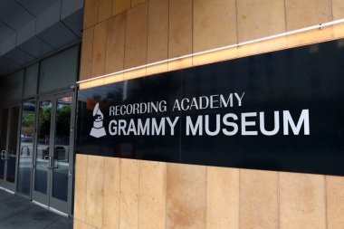 Los Angeles, California - 15 Kasım 2023: Yeni iPhone 15 Pro Titanium 'u tanıtmak için duvar panosu kampanyası