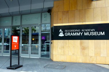 Los Angeles, California - 15 Kasım 2023: Yeni iPhone 15 Pro Titanium 'u tanıtmak için duvar panosu kampanyası