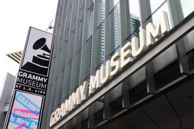 Los Angeles, California - 15 Kasım 2023: Yeni iPhone 15 Pro Titanium 'u tanıtmak için duvar panosu kampanyası