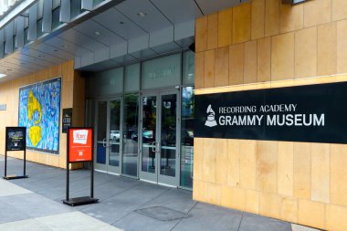 Los Angeles, California - 15 Kasım 2023: Yeni iPhone 15 Pro Titanium 'u tanıtmak için duvar panosu kampanyası