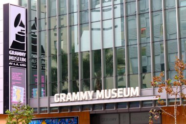 Los Angeles, California - 15 Kasım 2023: Yeni iPhone 15 Pro Titanium 'u tanıtmak için duvar panosu kampanyası