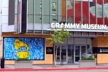 Los Angeles, California - 15 Kasım 2023: Yeni iPhone 15 Pro Titanium 'u tanıtmak için duvar panosu kampanyası