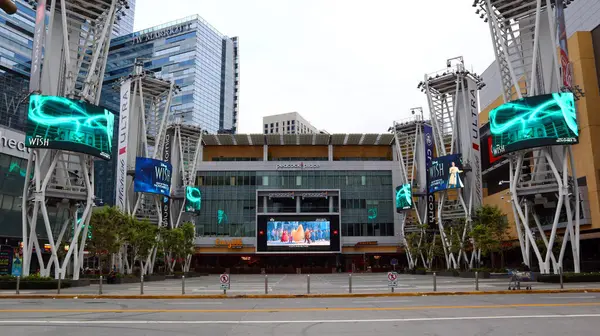 Los Angeles, Kaliforniya - 15 Kasım 2023: Los Angeles 'ta Peacock Place Eğlence Bölgesi' nde canlı yayın, Kripto.com Arena 'nın önünde, Los Angeles şehir merkezinde