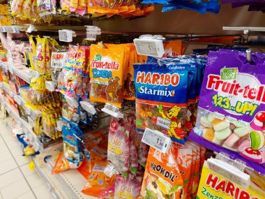 Roma, İtalya 17 Ocak 2024: Şekerler, Haribo ve Fruittella, süpermarketteki bir rafta