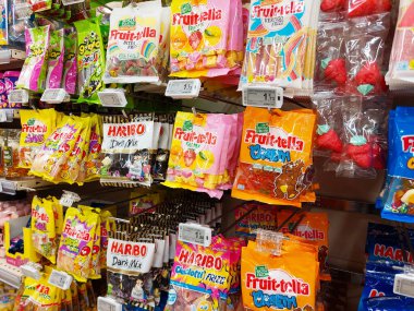 Roma, İtalya 17 Ocak 2024: Şekerler, Haribo ve Fruittella, süpermarketteki bir rafta