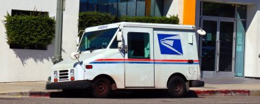Los Angeles, California - 5 Ekim 2023: ABD Posta Servisi Minibüsü