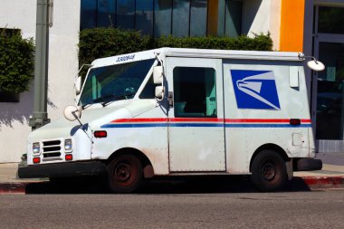Los Angeles, California - 5 Ekim 2023: ABD Posta Servisi Minibüsü 