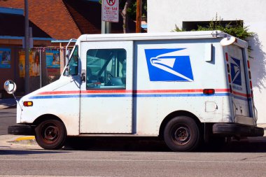 Los Angeles, California - 5 Ekim 2023: ABD Posta Servisi Minibüsü