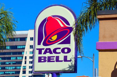 Los Angeles, Kaliforniya - 5 Ekim 2023 TACO Fast food restoranı. Taco Bell, Meksika 'da taco, burrito, quesadilla ve nachos içeren değişik yemekler sunar.