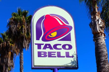Los Angeles, Kaliforniya - 5 Ekim 2023 TACO Fast food restoranı. Taco Bell, Meksika 'da taco, burrito, quesadilla ve nachos içeren değişik yemekler sunar.