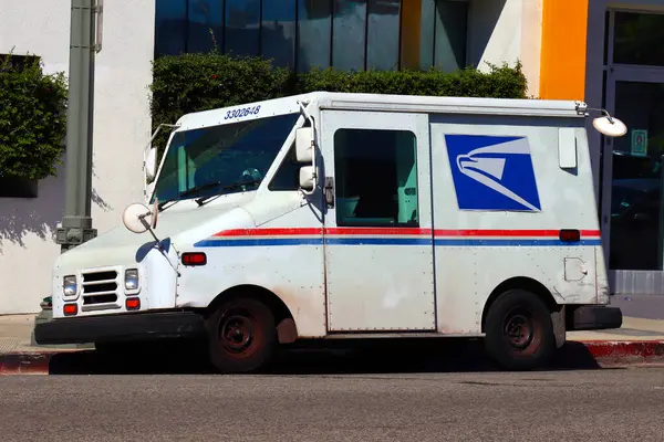 Los Angeles, California - 5 Ekim 2023: ABD Posta Servisi Minibüsü 