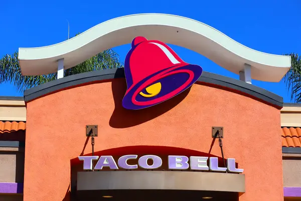 Los Angeles, Kaliforniya - 5 Ekim 2023 TACO Fast food restoranı. Taco Bell, Meksika 'da taco, burrito, quesadilla ve nachos içeren değişik yemekler sunar.