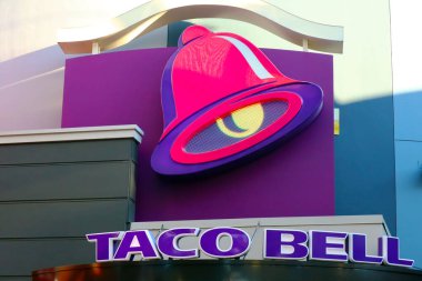 Universal City, Hollywood, California - 3 Ekim 2023 Hollywood Universal Stüdyoları 'ndaki CityWalk' taki TACO ÇELİ Fast food restoranı