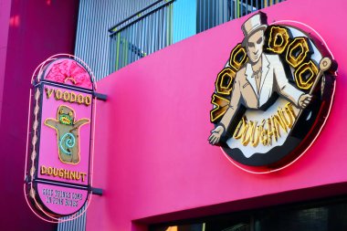 Universal City, Hollywood, California - 3 Ekim 2023: Universal Stüdyoları Hollywood 'da CityWalk' da Voodoo Doughnut. Voodoo Donut bir Amerikan donut şirketidir.