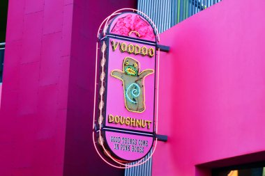 Universal City, Hollywood, California - 3 Ekim 2023: Universal Stüdyoları Hollywood 'da CityWalk' da Voodoo Doughnut. Voodoo Donut bir Amerikan donut şirketidir.